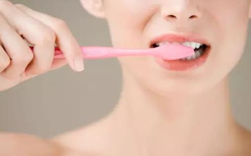 晚上刷牙为什么比早晨重要？认真刷牙的好处