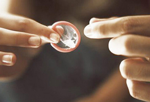超薄避孕套会造成男性早泄吗？夫妻生活中如何选择避孕套？