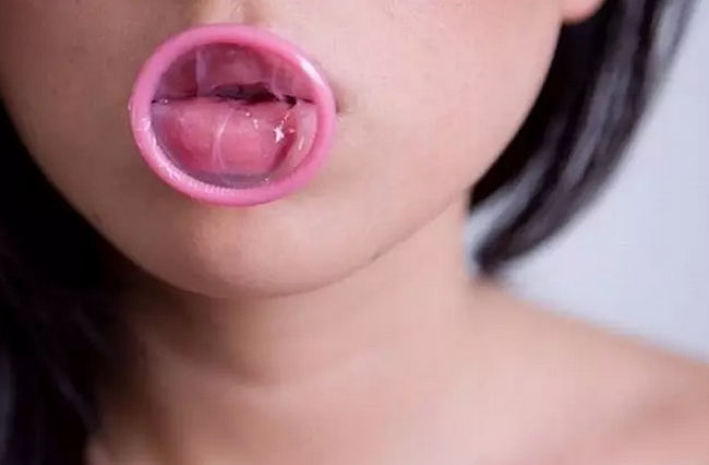 你会用嘴巴戴避孕套吗？