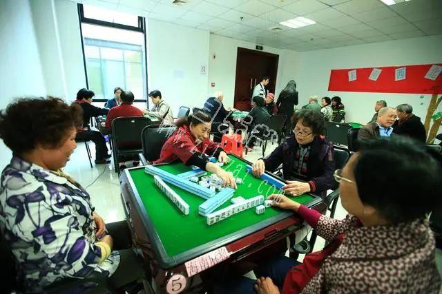 为什么奉劝老年人少去棋牌室？63岁大妈：前期很高兴，后期很后悔