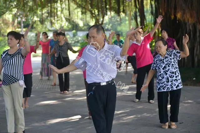 67岁大爷：跳广场舞时，被53岁女人主动追求，可高兴不久我却怕了