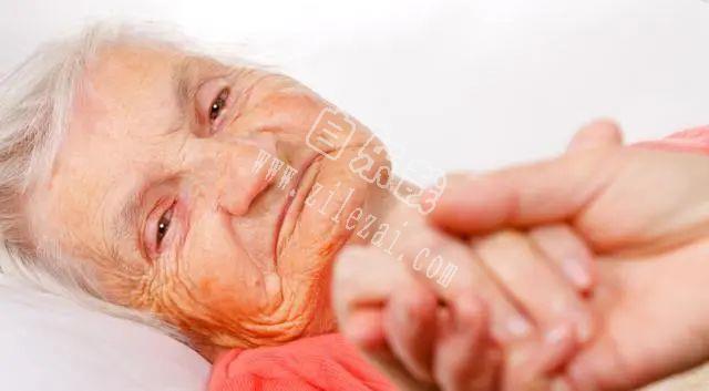 退休阿姨痛哭：不但要带孙子还伺候长寿老人，老人真的太难了