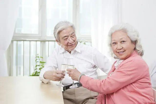 两位老人的不同经历：养老靠子女和靠金钱，二者差距究竟有多大？