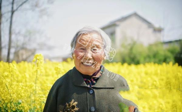 “一辈子单身不结婚，老了就过得凄惨吗？”过来人的答案很扎心