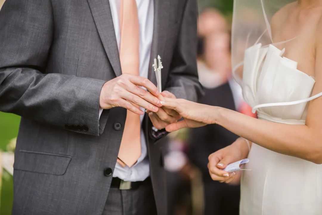 当代婚姻最大的悖论：结婚就是薅彩礼！