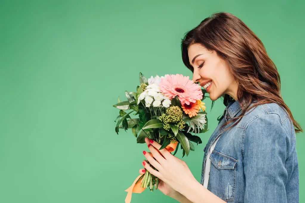 女生捡树叶做99朵花送男友，没有物质的示爱就是“不值钱”？