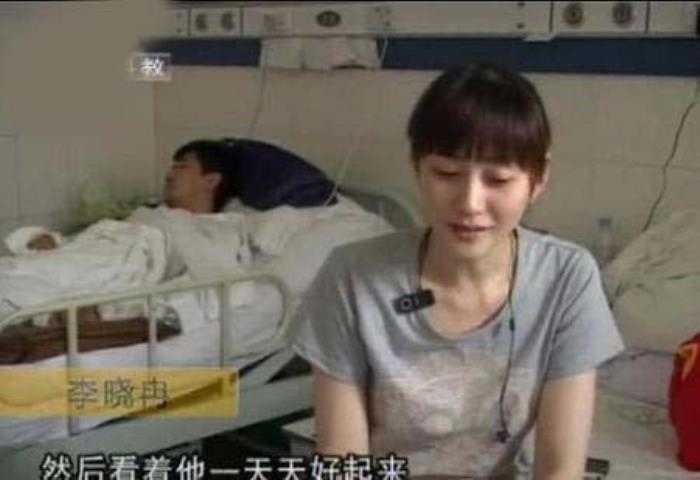 李小冉男友被挑断脚筋采访，男友因她被砍20刀断脚筋
